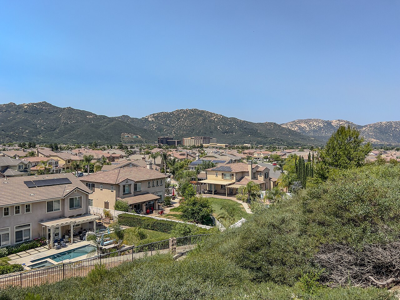 Homes in a Temecula, California neighborhood with mountains in the background